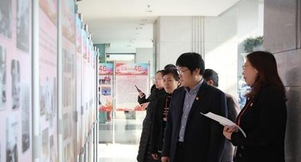 青岛联通总经理观展